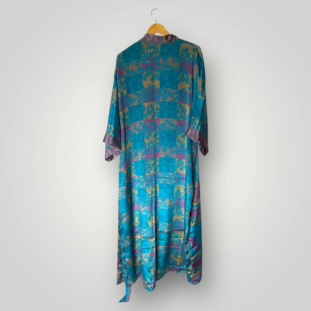Seiden Kimonos, Luxus und Leichtigkeit in einem Wild at Noon