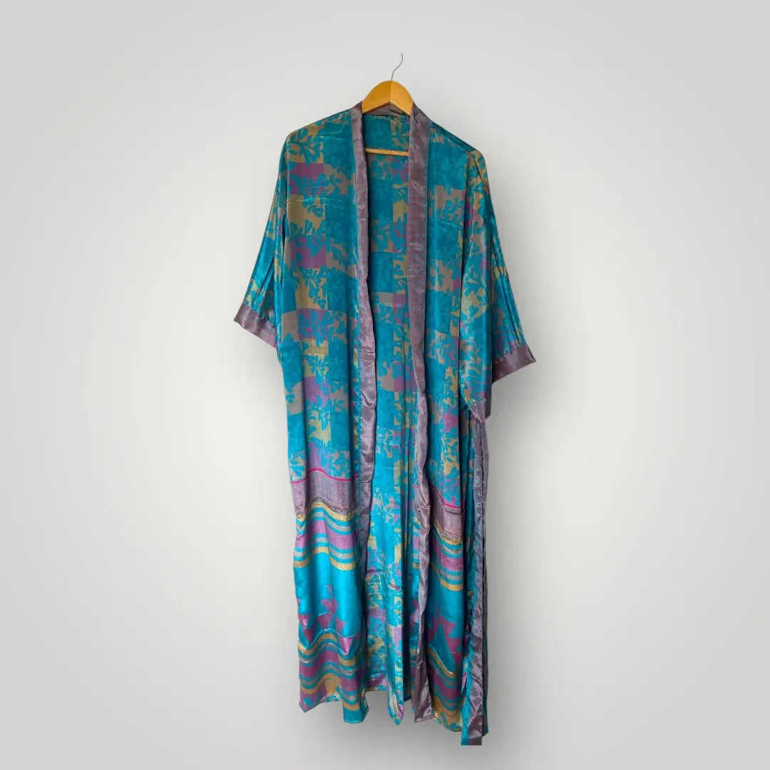 Seiden Kimonos, Luxus und Leichtigkeit in einem Wild at Noon