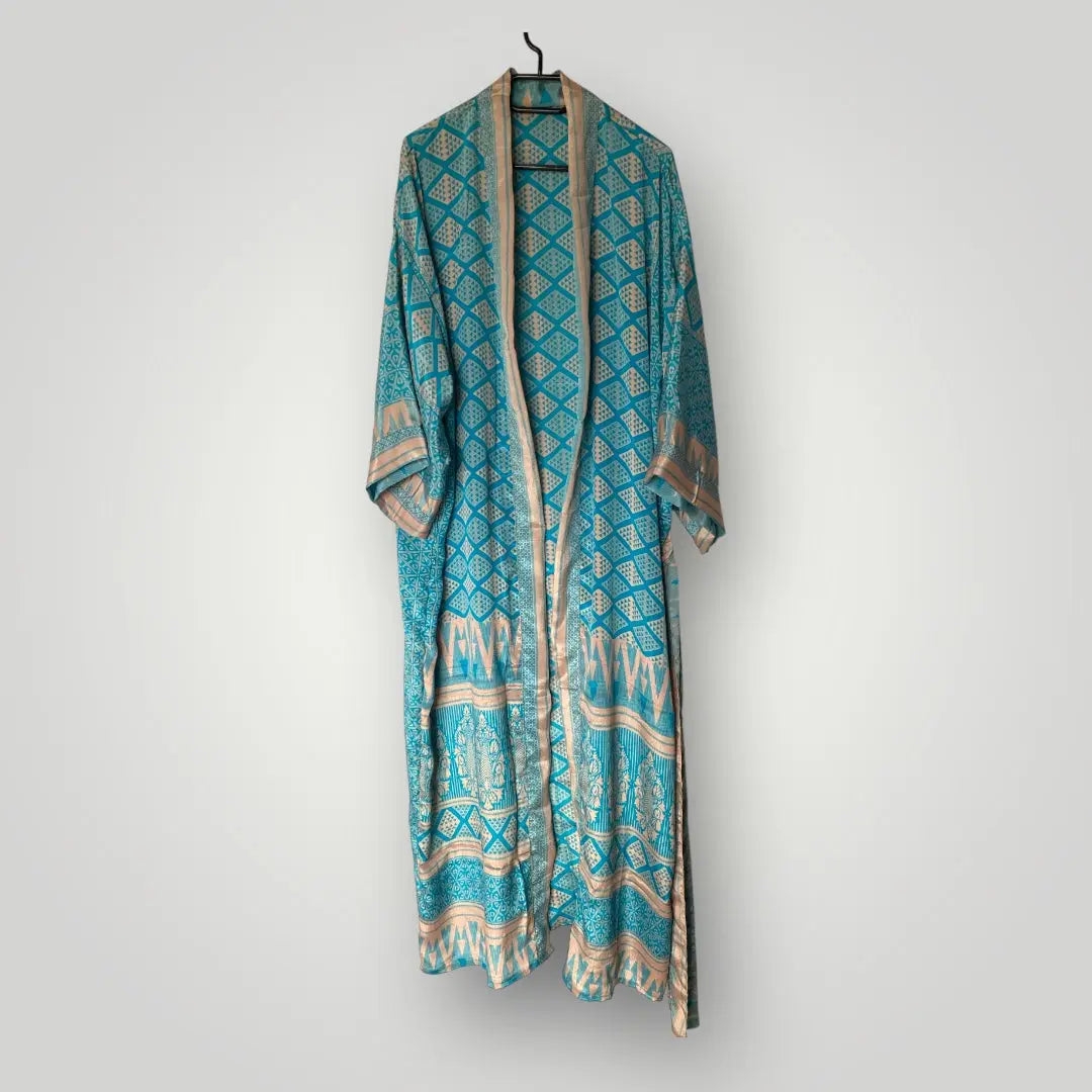 Seiden Kimonos, Luxus und Leichtigkeit in einem Wild at Noon