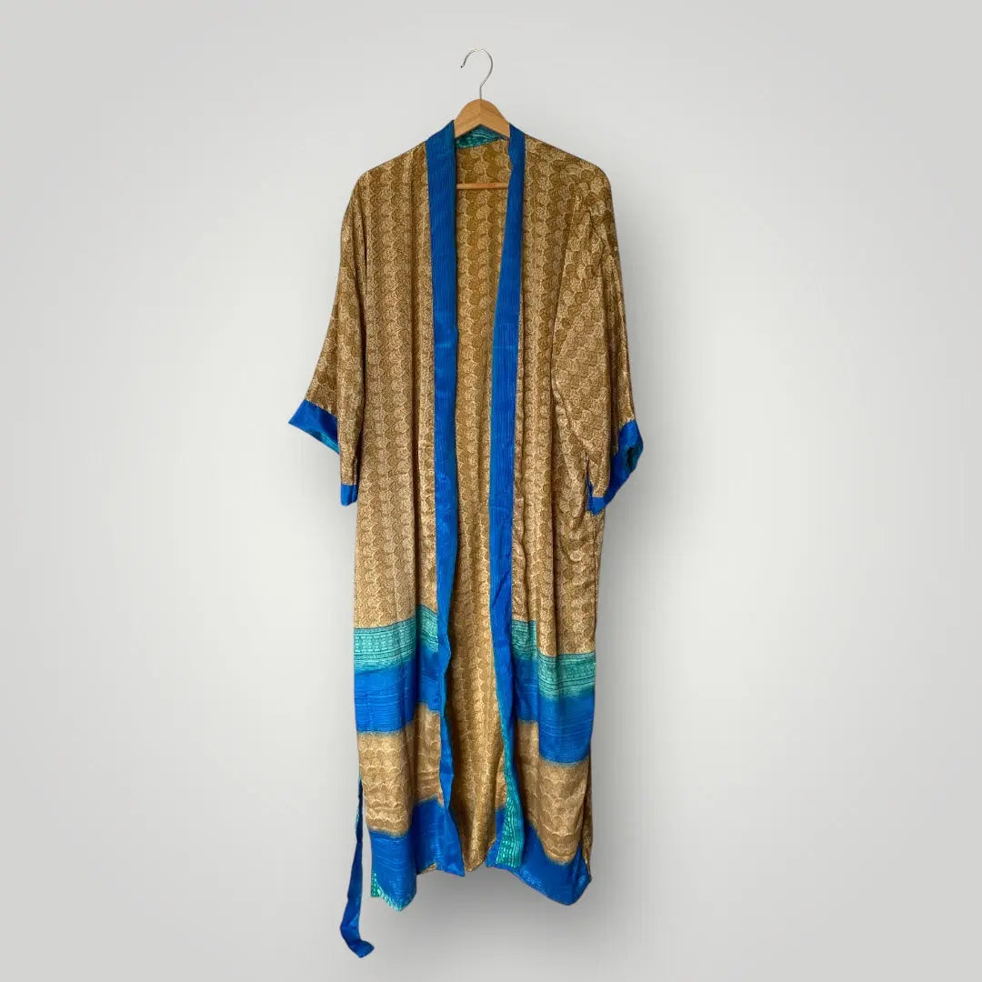 Seiden Kimonos, Luxus und Leichtigkeit in einem Wild at Noon