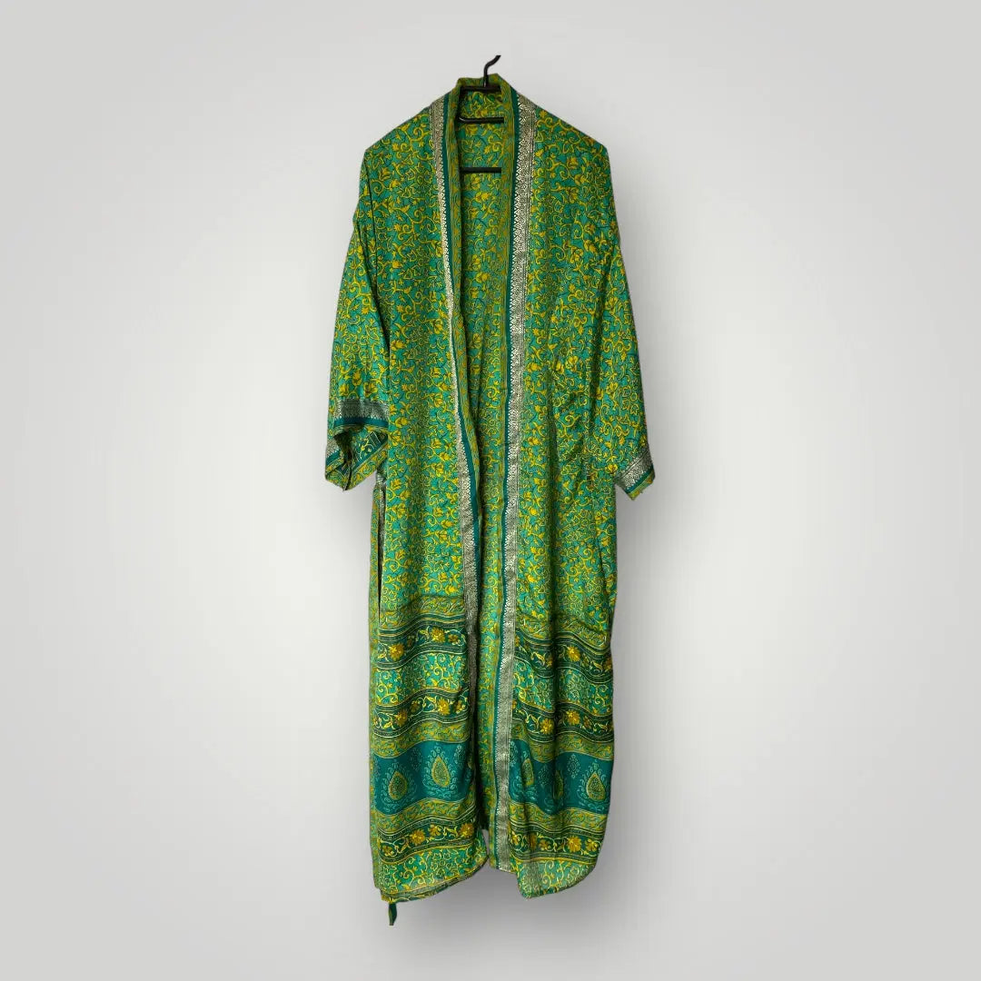 Seiden Kimonos, Luxus und Leichtigkeit in einem Wild at Noon