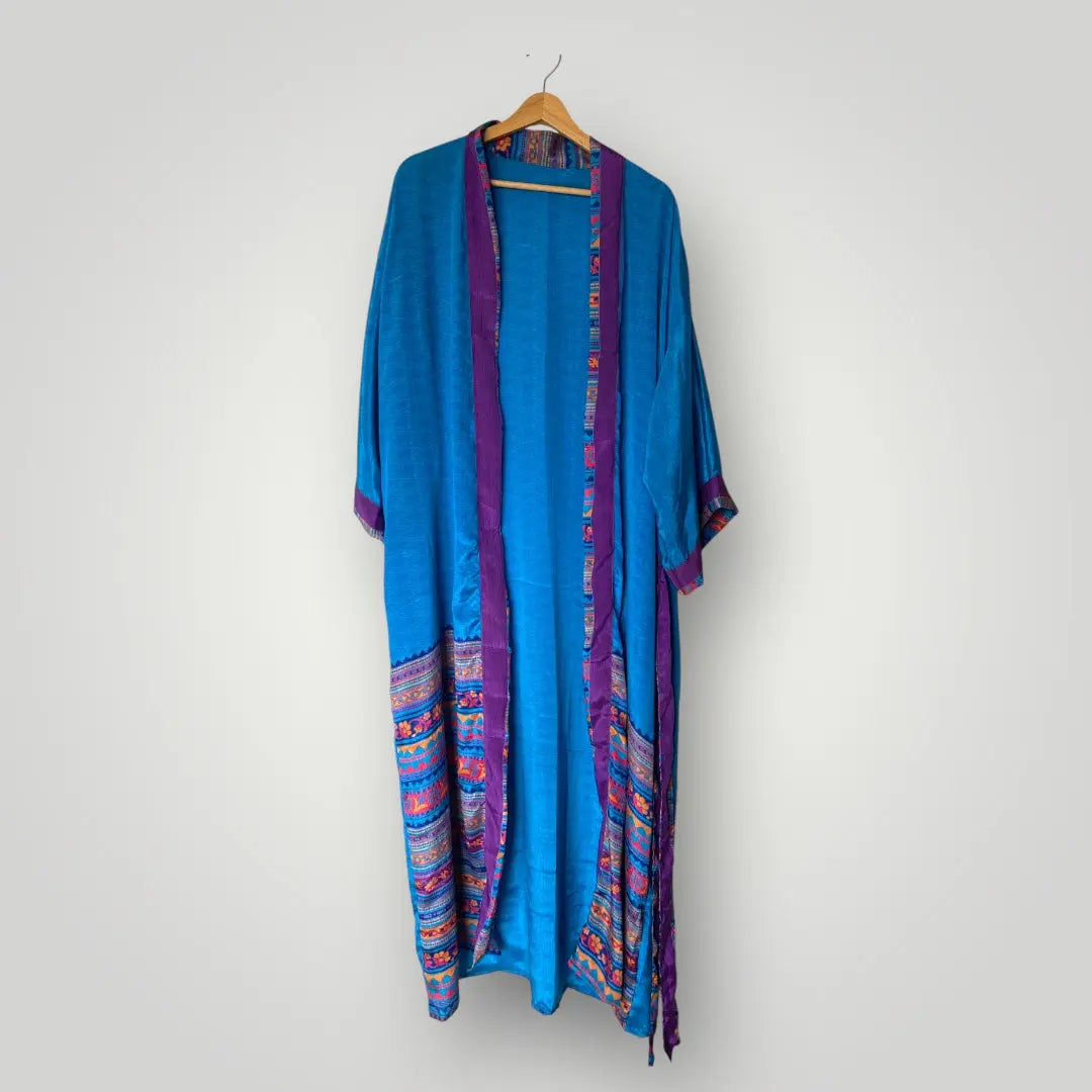 Seiden Kimonos, Luxus und Leichtigkeit in einem Wild at Noon