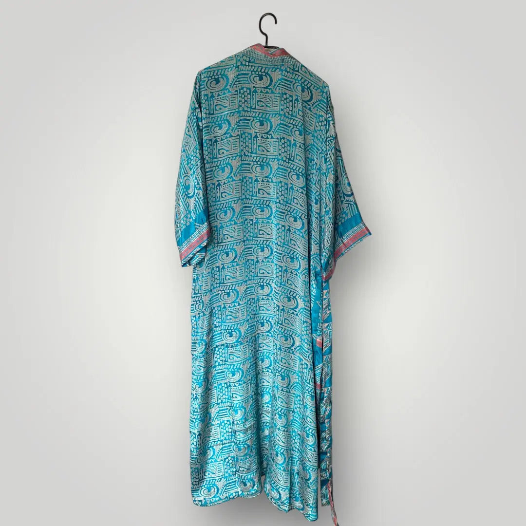 Seiden Kimonos, Luxus und Leichtigkeit in einem Wild at Noon