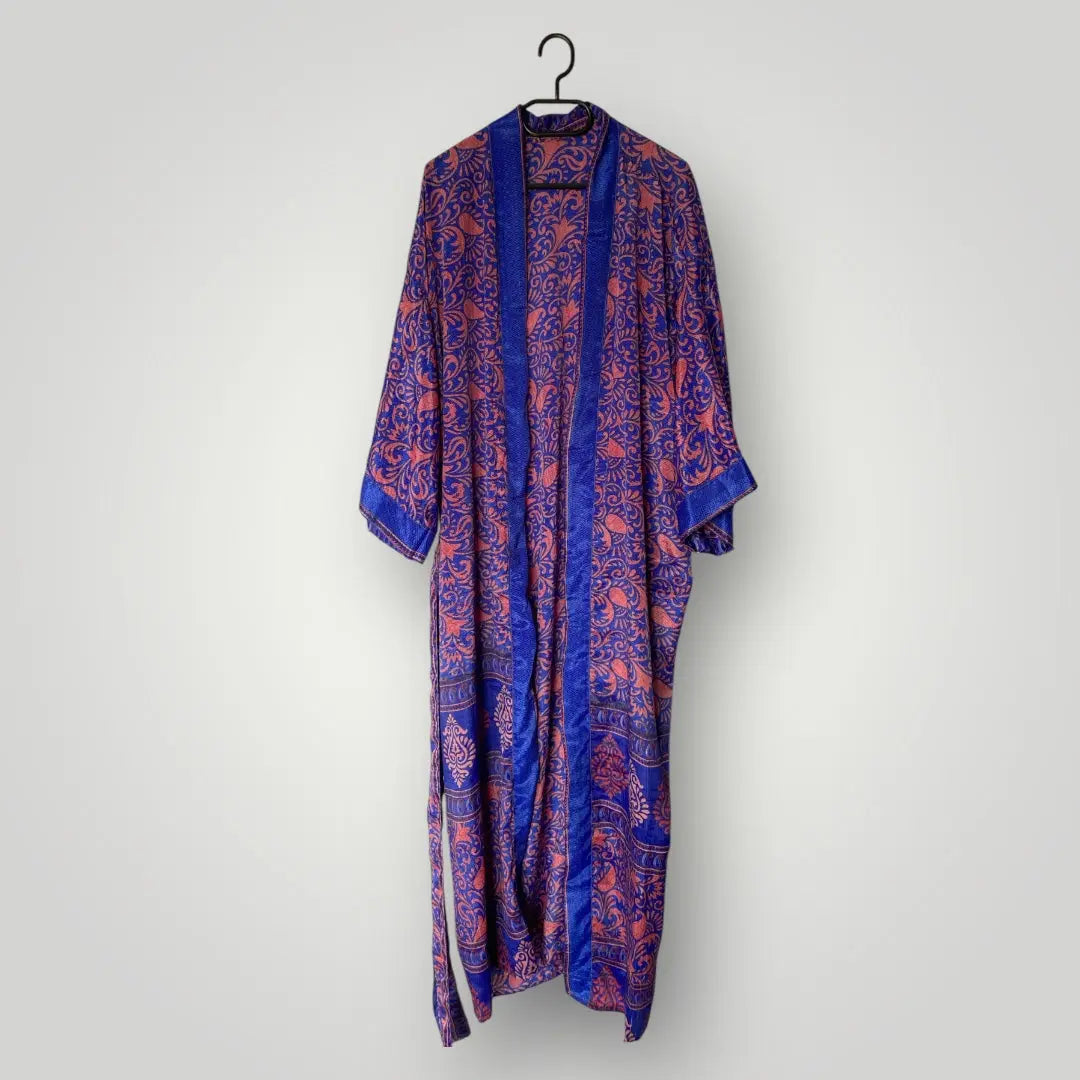 Seiden Kimonos, Luxus und Leichtigkeit in einem Wild at Noon