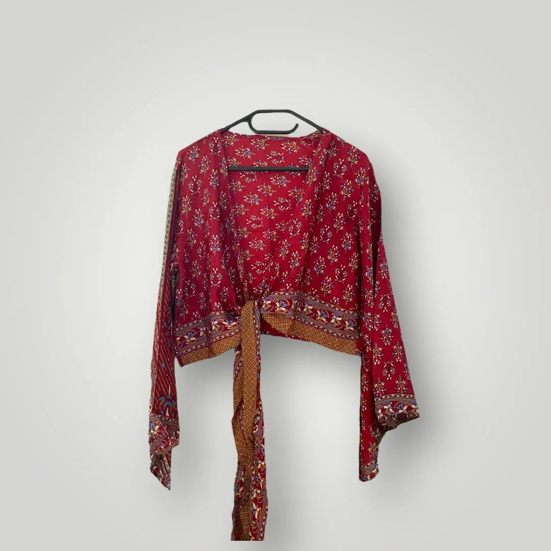 Seiden Kimonos, Luxus und Leichtigkeit in einem Wild at Noon