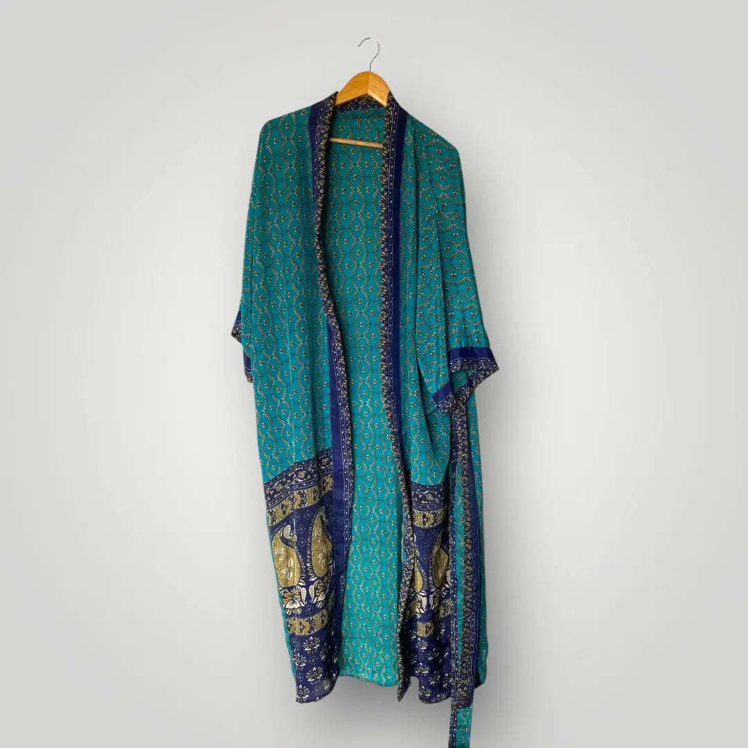 Seiden Kimonos, Luxus und Leichtigkeit in einem Wild at Noon