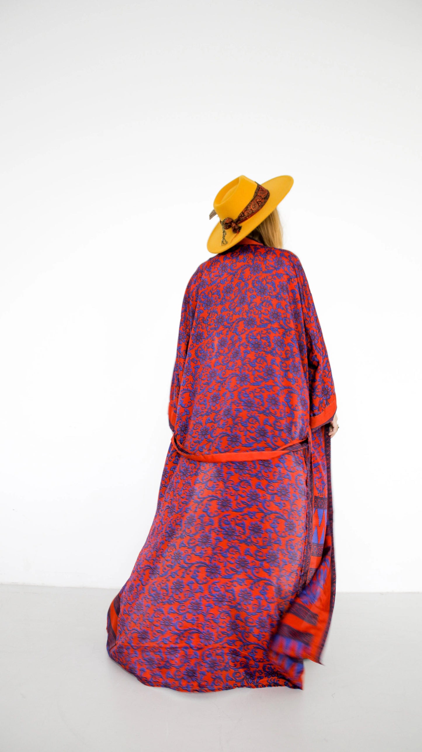 Seiden Kimonos, Luxus und Leichtigkeit in einem Wild at Noon