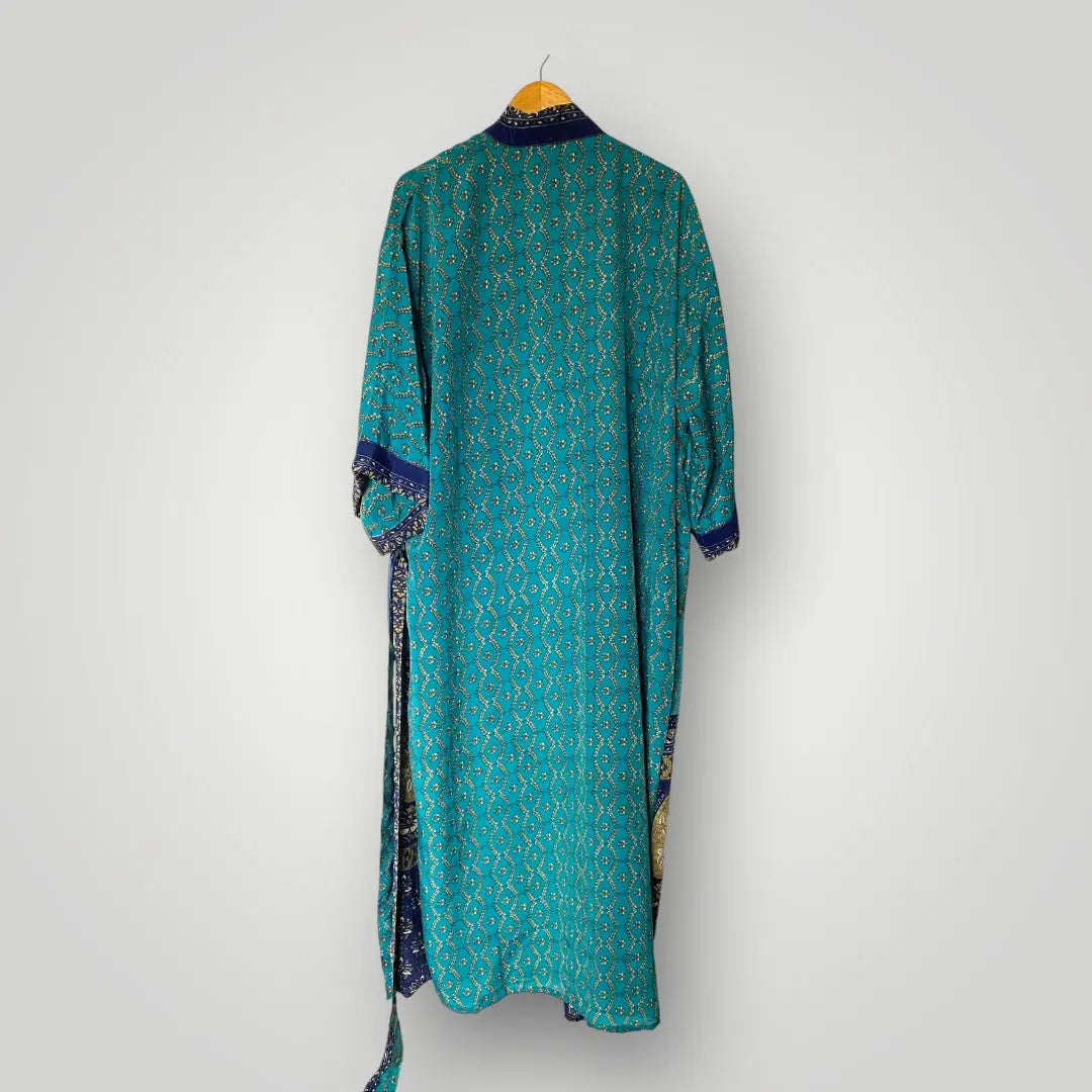 Seiden Kimonos, Luxus und Leichtigkeit in einem Wild at Noon