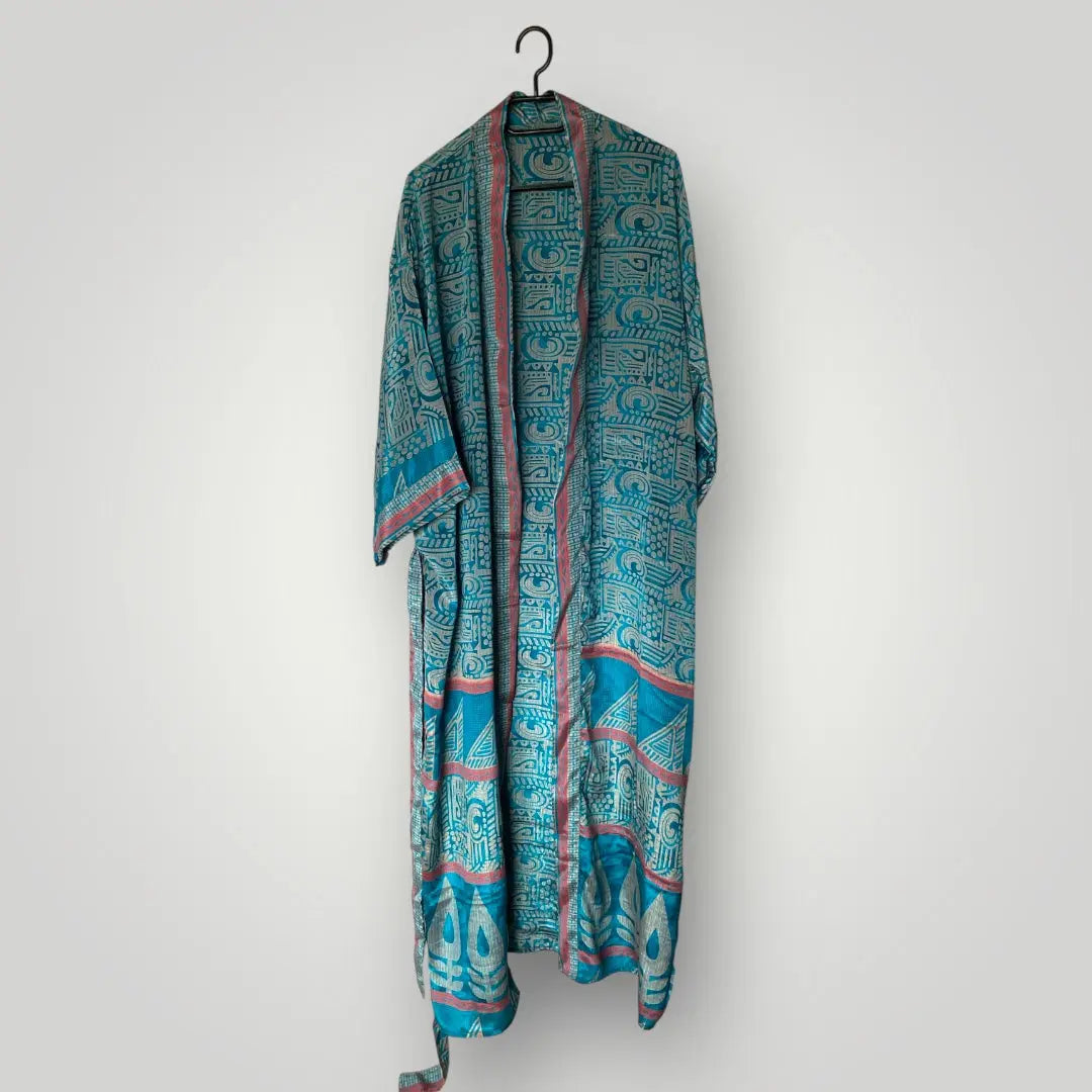 Seiden Kimonos, Luxus und Leichtigkeit in einem Wild at Noon