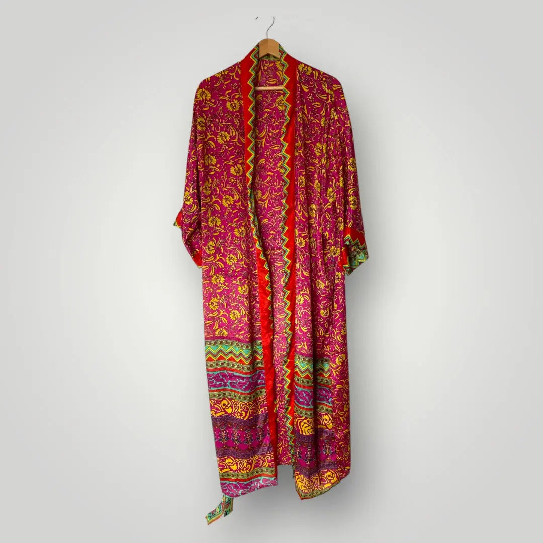 Seiden Kimonos, Luxus und Leichtigkeit in einem Wild at Noon