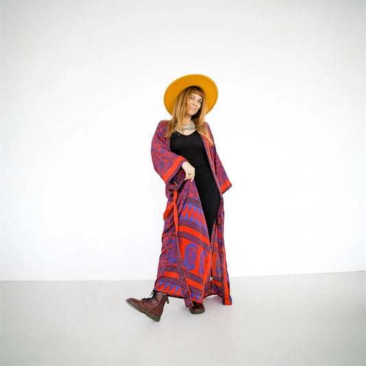 Seiden Kimonos, Luxus und Leichtigkeit in einem Wild at Noon