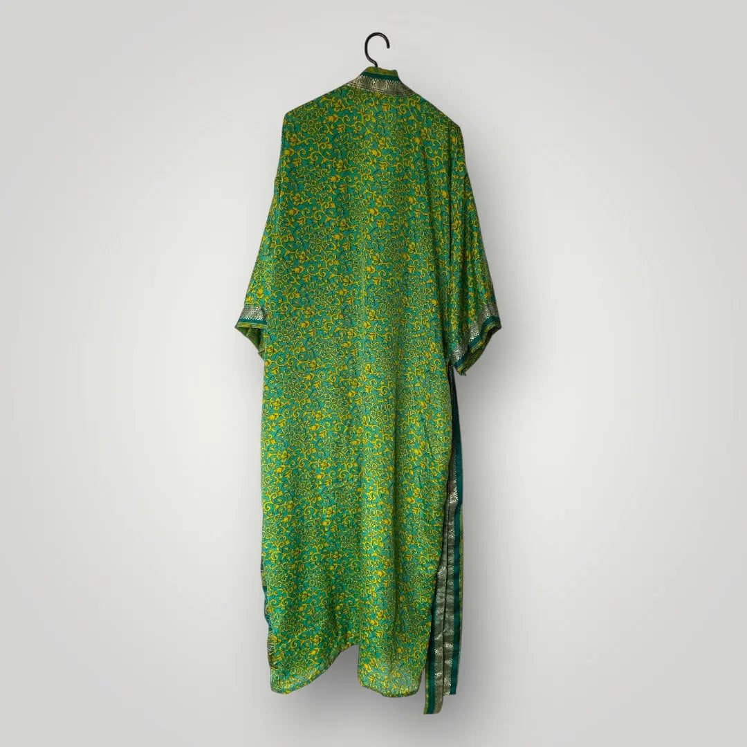 Seiden Kimonos, Luxus und Leichtigkeit in einem Wild at Noon