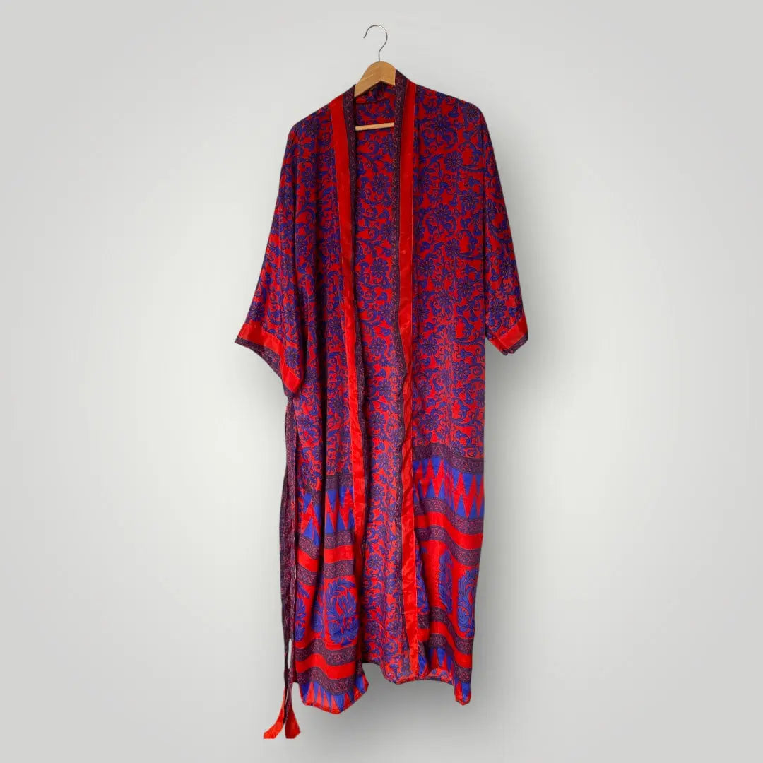 Seiden Kimonos, Luxus und Leichtigkeit in einem Wild at Noon