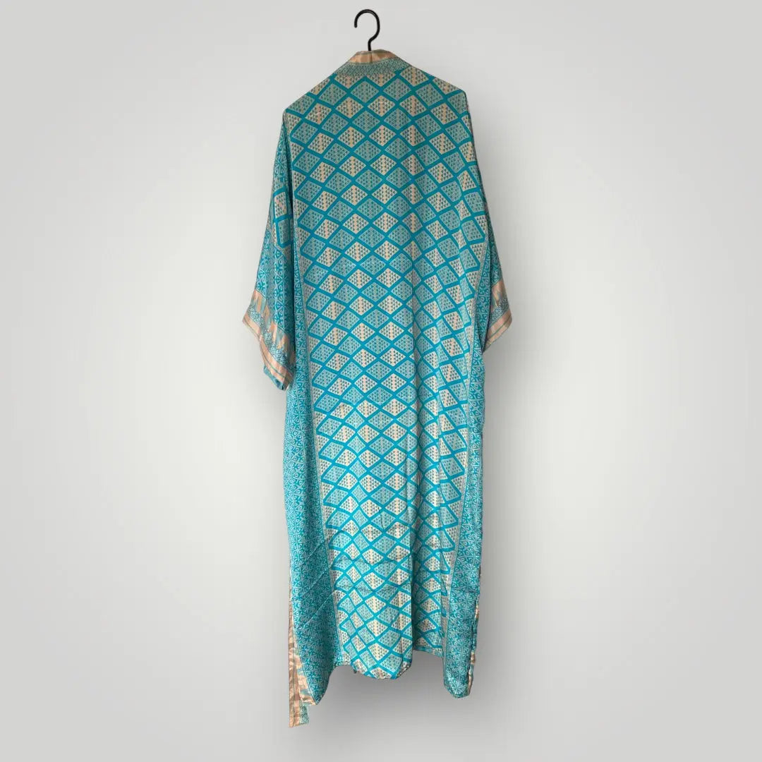 Seiden Kimonos, Luxus und Leichtigkeit in einem Wild at Noon