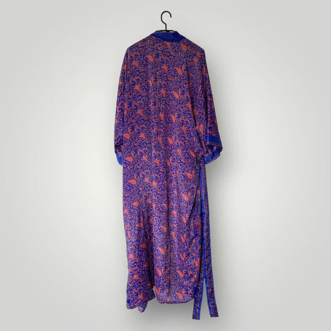 Seiden Kimonos, Luxus und Leichtigkeit in einem Wild at Noon