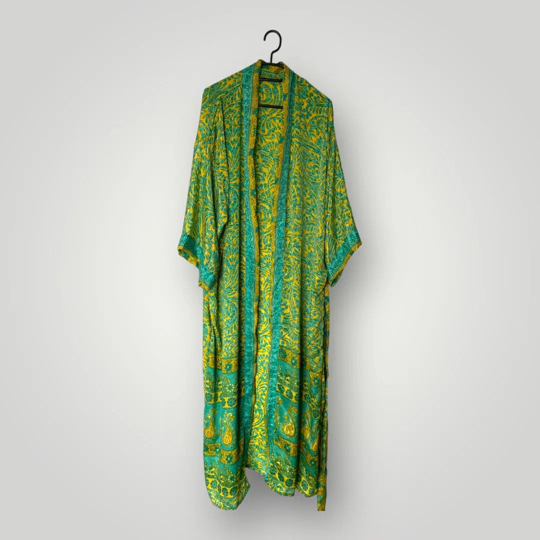 Seiden Kimonos, Luxus und Leichtigkeit in einem Wild at Noon
