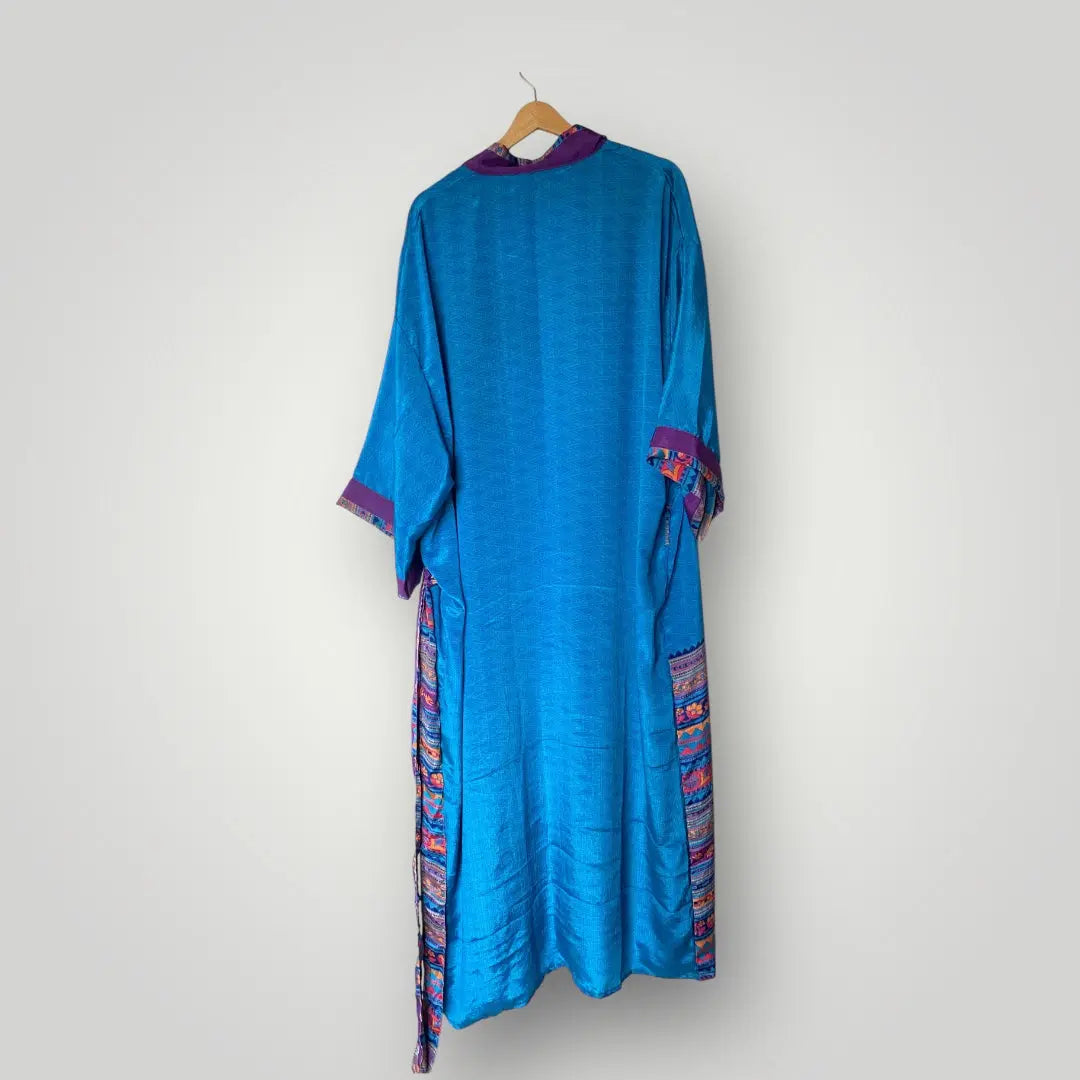 Seiden Kimonos, Luxus und Leichtigkeit in einem Wild at Noon